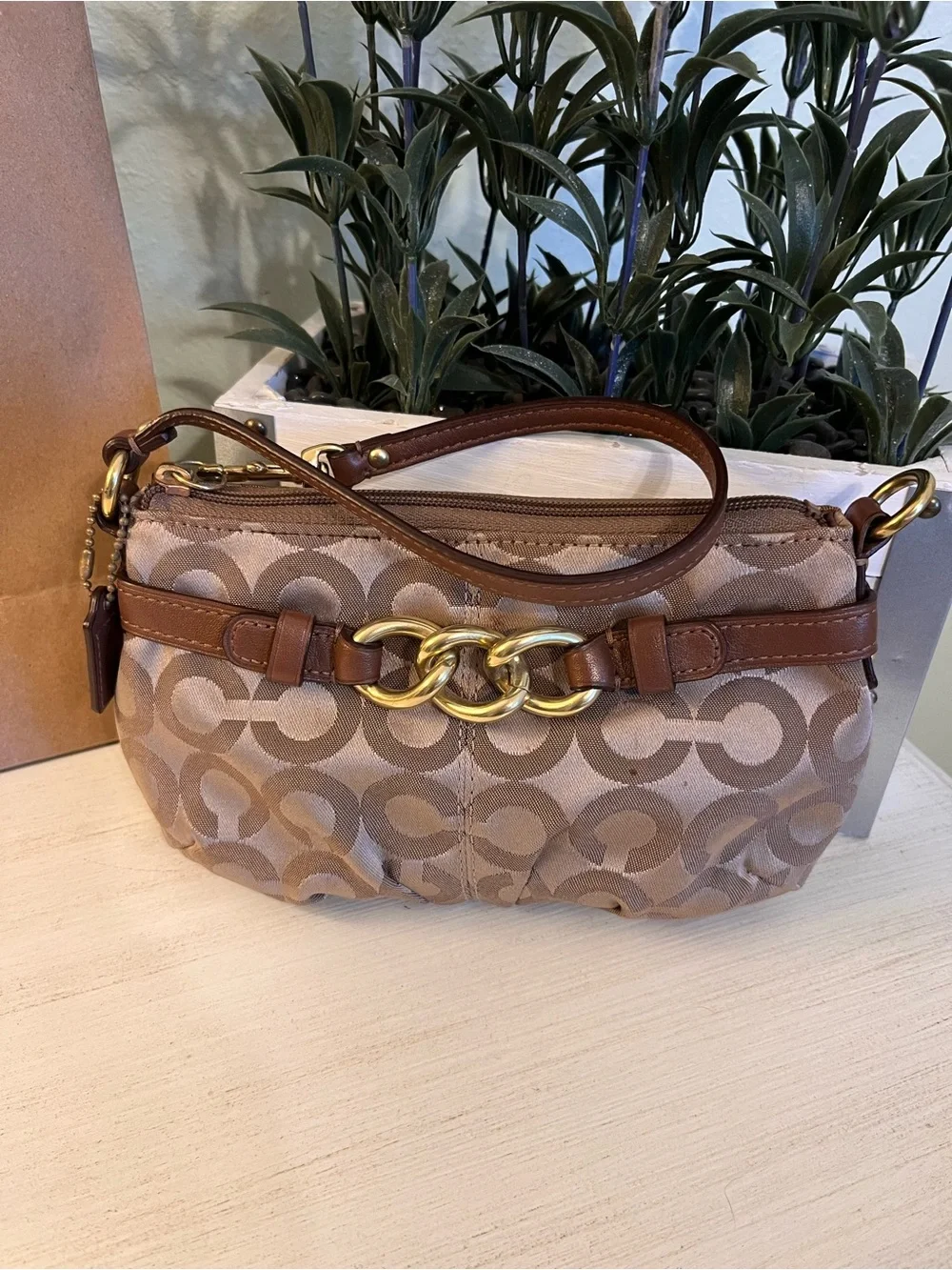 Coach Tan & Beige Signature C Wristlet/Mini Bag w/ Gold Tone chain EC